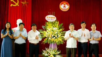 Đồng chí Dương Văn Thống - Phó Bí thư Thường trực Tỉnh ủy (khóa XVIII) tặng hoa chúc mừng Ban Thường trực Ủy ban MTTQ Việt Nam tỉnh Yên Bái nhân Ngày truyền thống Mặt trận Tổ quốc Việt Nam (18/11/2019).