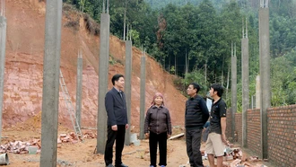 Bà Trần Thị Nụ phấn khởi khi là một tr&#111;ng những hộ cận nghèo của xã Bảo Ái được nhận hỗ trợ từ Đề án xóa nhà tạm, nhà dột nát năm 2025
