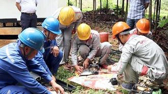 Các lực lương tham gia diễn tập khắc phục sự cố đứt cáp quang do mưa bão gây ra.