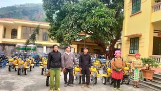 Người dân xã Suối Bu, huyện Văn Chấn được hỗ trợ máy nông cụ thực hiện chuyển đổi nghề theo Chương trình mục tiêu quốc gia phát triển kinh tế - xã hội vùng đồng bào dân tộc thiểu số và miền núi.