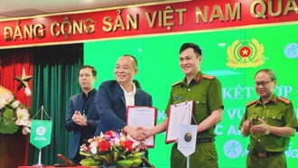Đại diện Trung tâm RAR và Nhà thuốc An Khang ký kết hợp tác