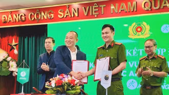 Đại diện Trung tâm RAR và Nhà thuốc An Khang ký kết hợp tác