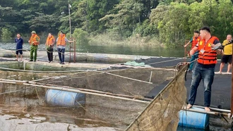Đoàn kiểm tra liên ngành huyện Yên Bình kiểm tra và tháo dỡ các vó đèn tận diệt từ lợi dụng nuôi cá lồng tại thị trấn Yên Bình.