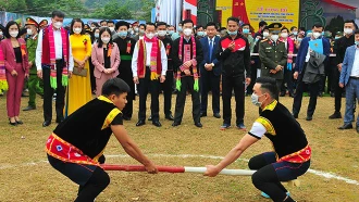 Các đồng chí lãnh đạo Trung ương và tỉnh Yên Bái cùng nhân dân tham gia cổ vũ trò chơi đẩy gậy tr&#111;ng Ngày hội Đại đoàn kết toàn dân tộc và ra mắt xã nông thôn mới Tân Hợp, huyện Văn Yên. (Ảnh: Quang Thiều)