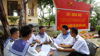Các chiến sĩ trên đảo Sinh Tồn háo hức đọc thư do các em học sinh từ đất liền gửi các chiến sĩ Hải quân