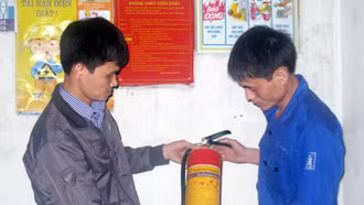 Cán bộ công nhân Công ty cổ phần Sứ kỹ thuật Hoàng Liên Sơn kiểm tra thiết bị phòng cháy tại phân xưởng xản xuất.