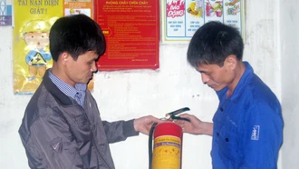 Cán bộ công nhân Công ty cổ phần Sứ kỹ thuật Hoàng Liên Sơn kiểm tra thiết bị phòng cháy tại phân xưởng xản xuất.
