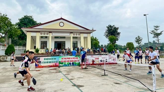 Pickleball đang trở thành môn thể thao hấp dẫn thu hút đông đảo người dân Yên Bái tham gia tập luyện thường xuyên.