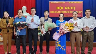 Lãnh đạo Hội Nông dân tỉnh và Sở Tư pháp tỉnh tặng hoa chúc mừng Hội Nông dân xã Đại Lịch ra mắt Câu lạc bộ Nông dân với pháp luật