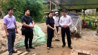 Phó Chủ tịch UBND tỉnh Vũ Thị Hiền Hạnh kiểm tra tiến độ xóa nhà tạm, nhà dột nát tại huyện Trấn Yên