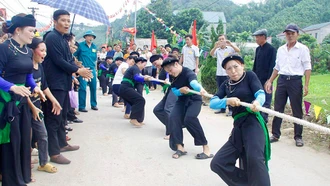 Đồng bào các dân tộc huyện Văn Yên tham gia trò chơi kéo co tr&#111;ng Ngày hội Đại đoàn kết thắt chặt thêm tình làng, nghĩa xóm và xây dựng nông thôn mới.