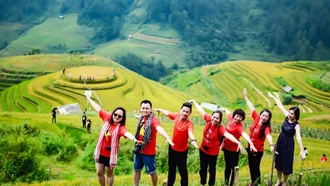 Du khách tạo dáng "check in" bên Đồi Mâm Xôi.