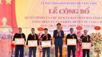 Phó Chủ tịch Thường trực UBND tỉnh Nguyễn Thế Phước tặng Bằng khen của UBND tỉnh cho các tập thể, cá nhân xã Nậm Khắt, huyện Mù Cang Chải có thành tích xuất sắc tr&#111;ng xây dựng xã đạt chuẩn nông thôn mới năm 2024.