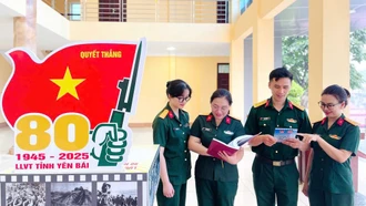 Thiếu tá Đoàn Thị Hạnh (người thứ hai từ trái sang) cùng đồng đội trao đổi tài liệu chuyên môn.