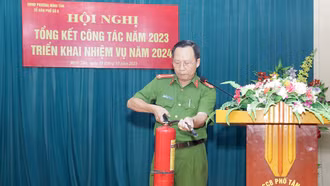 Trung tá Nguyễn Viết Chí - Trưởng Công an phường Minh Tân trực tiếp tuyên truyền, hướng dẫn người dân tổ 6, phường Minh Tân kỹ năng sử dụng bình chữa cháy. (Ảnh: Thủy Thanh)