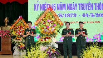 Thay mặt Đảng ủy Bộ Tư lệnh Quân khu 2, Thiếu tướng Đinh Mạnh Phác - Ủy viên BCH Đảng bộ, Phó Tư lệnh Quân khu tặng hoa chúc mừng Sư đoàn 355.