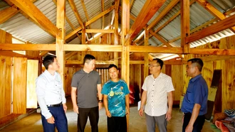 Được sự hỗ trợ 60 triệu đồng của Nhà nước và các ngày công của nhân dân tr&#111;ng thôn, anh Hảng A Vảng ở thôn Kháo Chu, xã Bản Công đã xóa được nhà tạm làm được căn nhà mới khá khang trang, sạch đẹp.