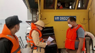 Lực lượng cảnh sát giao thông đường thủy kiểm tra, nhắc nhở việc chấp hành các quy định của Luật Giao thông đường thủy nội địa trên hồ Thác Bà.