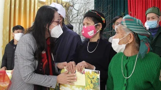Đồng chí Hoàng Thị Hạnh - Thứ trưởng, Phó Chủ nhiệm Uỷ ban Dân tộc thăm tặng quà tết cho đồng bào dân tộc tại xã Ngọc Chấn, Yên Bình.
