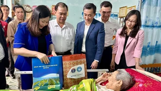Đồng chí Vũ Thị Hiền Hạnh – Phó Chủ tịch UBND tỉnh và GS.TS Trần Văn Thuấn – Thứ trưởng Bộ Y tế tặng quà cho các gia đình có hoàn cảnh đặc biệt khó khăn tại xã Cẩm Ân, huyện Yên Bình.