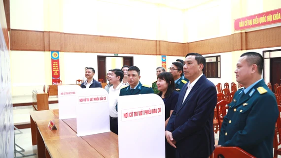 Phó Bí thư Thường trực Tỉnh ủy, Phó trưởng Ban Chỉ đạo Bầu cử tỉnh Hoàng Giang kiểm tra công tác bầu cử tại phường Văn Phú và Nam Cường