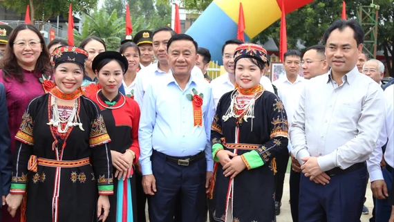 Thường trực Ban Bí thư Trần Cẩm Tú dự Ngày hội Đại đoàn kết toàn dân tộc tại 2 thôn Hồ Sen, Ngòi Lẻn, xã Thác Bà