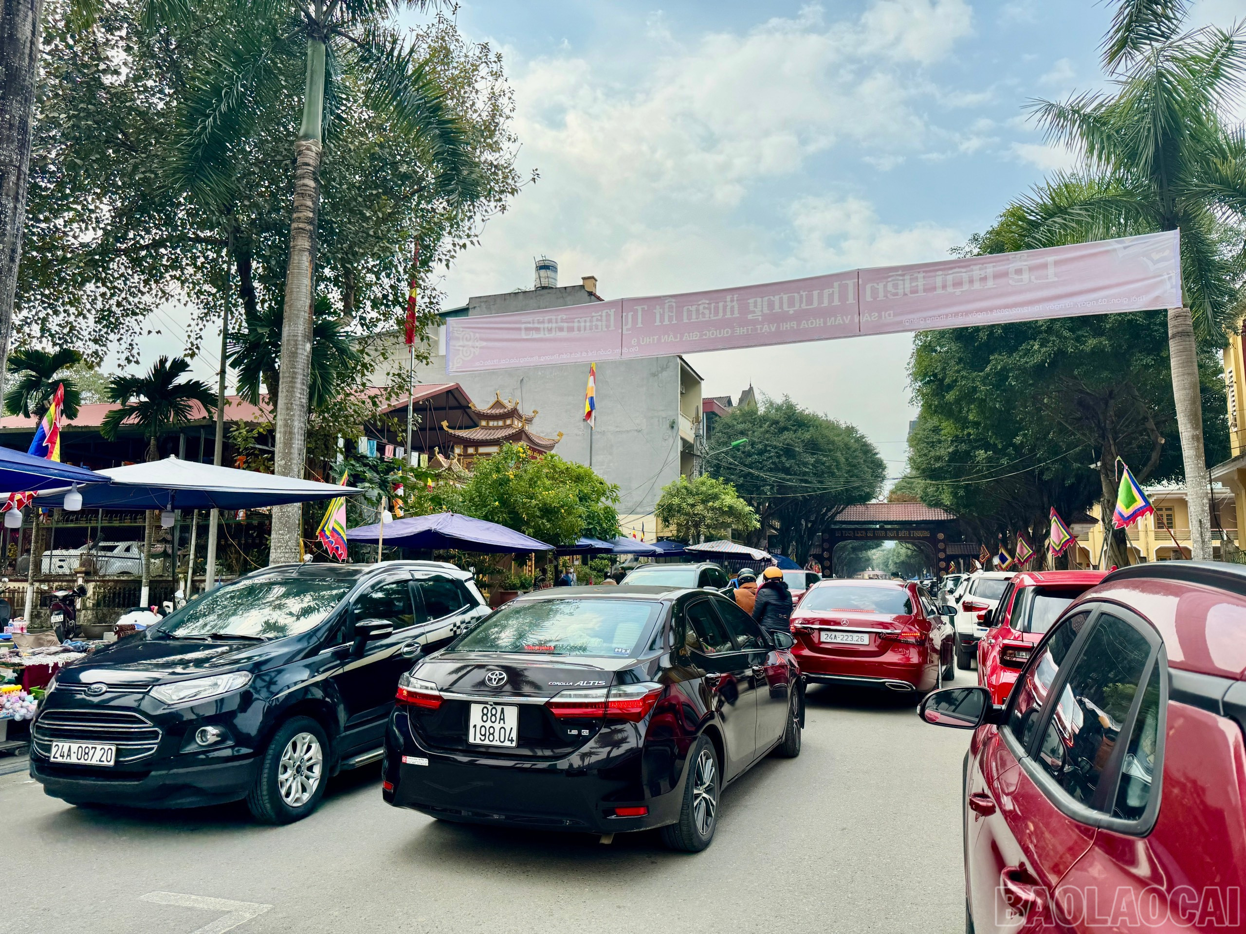 Từ 10h ngày mồng 1 Tết, các phương tiện bắt đầu đổ dồn về hướng chùa Tam Bảo, Đền Thượng, đền Mẫu.. baolaocai-br_z6272161384381-1f6d02e0705d133ddeb5e097bf29cc37.jpg