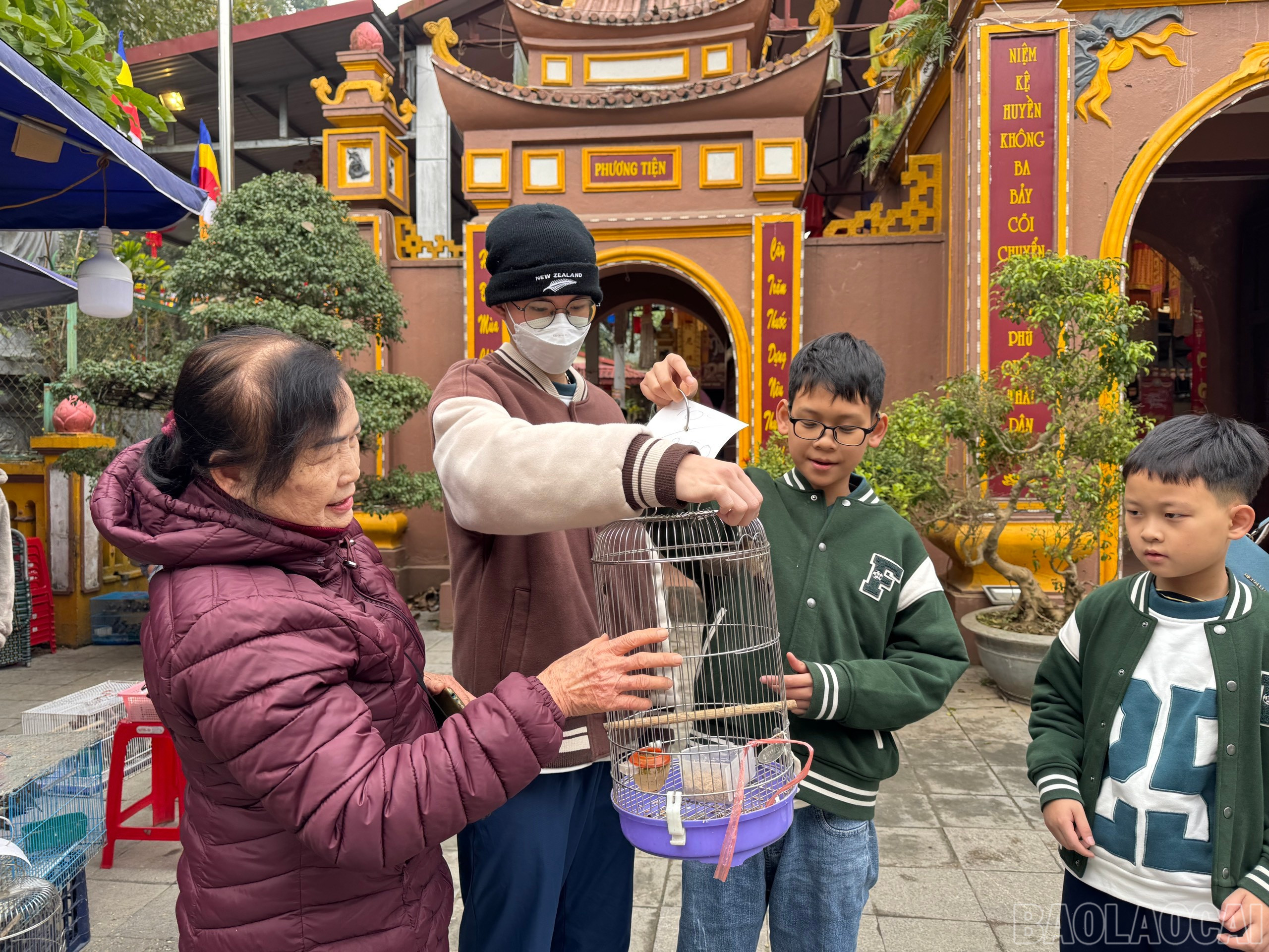 Người dân phóng sinh trong ngày đầu tiên của năm mới. baolaocai-br_z6272162140724-8a44b760f67b32f54135e881d93973dd.jpg