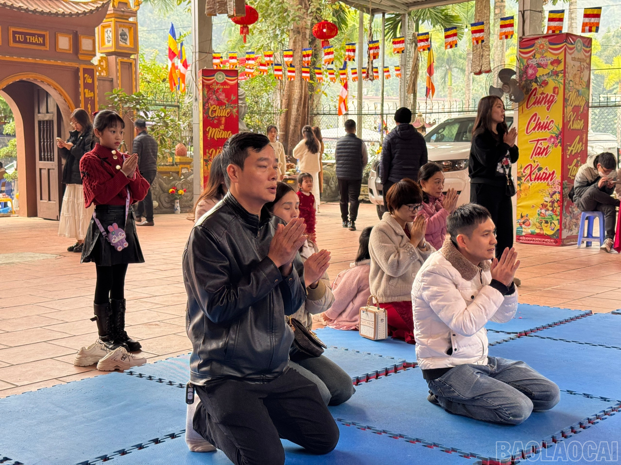 Thực hiện nghi thức dâng lễ cầu mong những vận hạn năm cũ qua đi, điều tốt đẹp, may mắn sẽ đến trong năm mới. baolaocai-br_z6272162092299-11018e7c6776ead70327476bfc4ef113.jpg