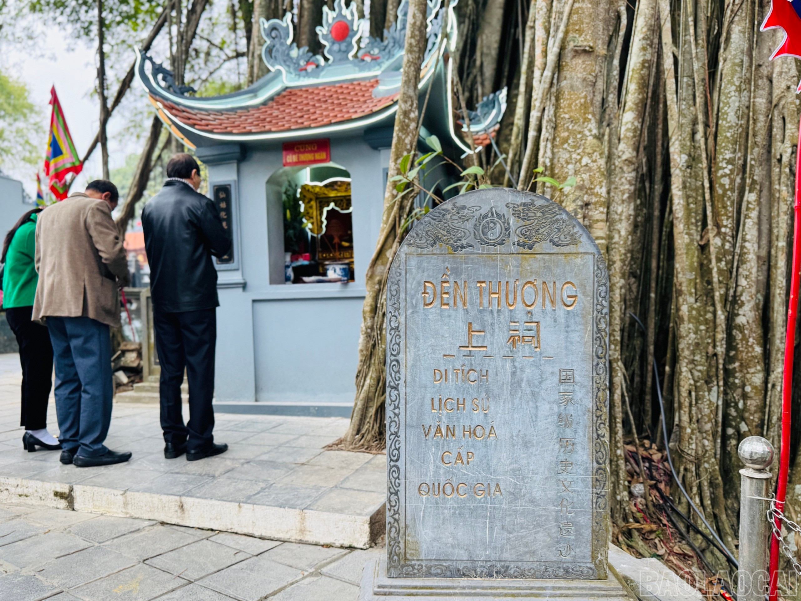 Người dân đếnĐền Thượng - Di tích lịch sử văn hóa cấp quốc gia để cầu bình an baolaocai-br_z6272162024435-4a1b041d424b2a27badc6a51093da371.jpg