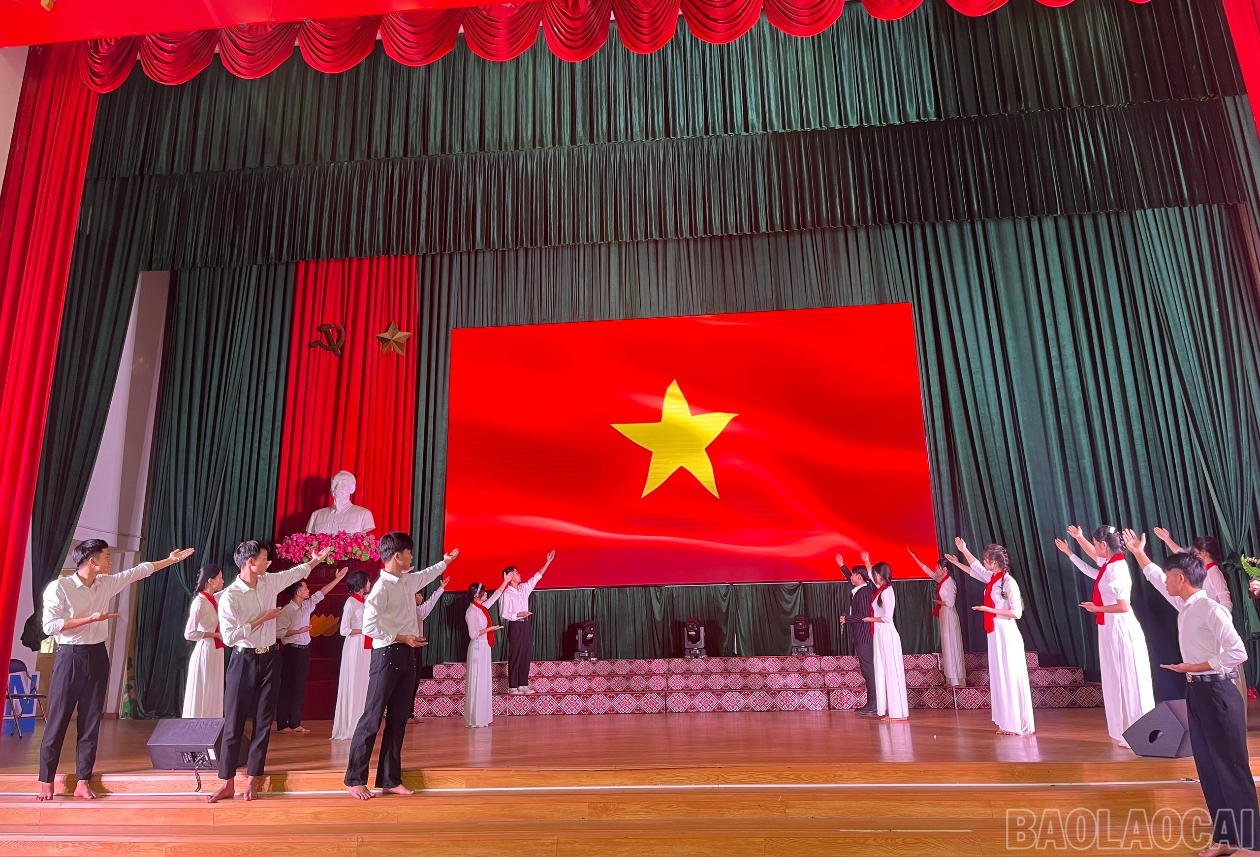 Tiết mục văn nghệ do sinh viên Phân hiệu Đại học Thái Nguyên tại Lào Cai biểu diễn. baolaocai-br_z6210971377468-4520ff9d3ac3f1bd6a27e70db50f99a5.jpg