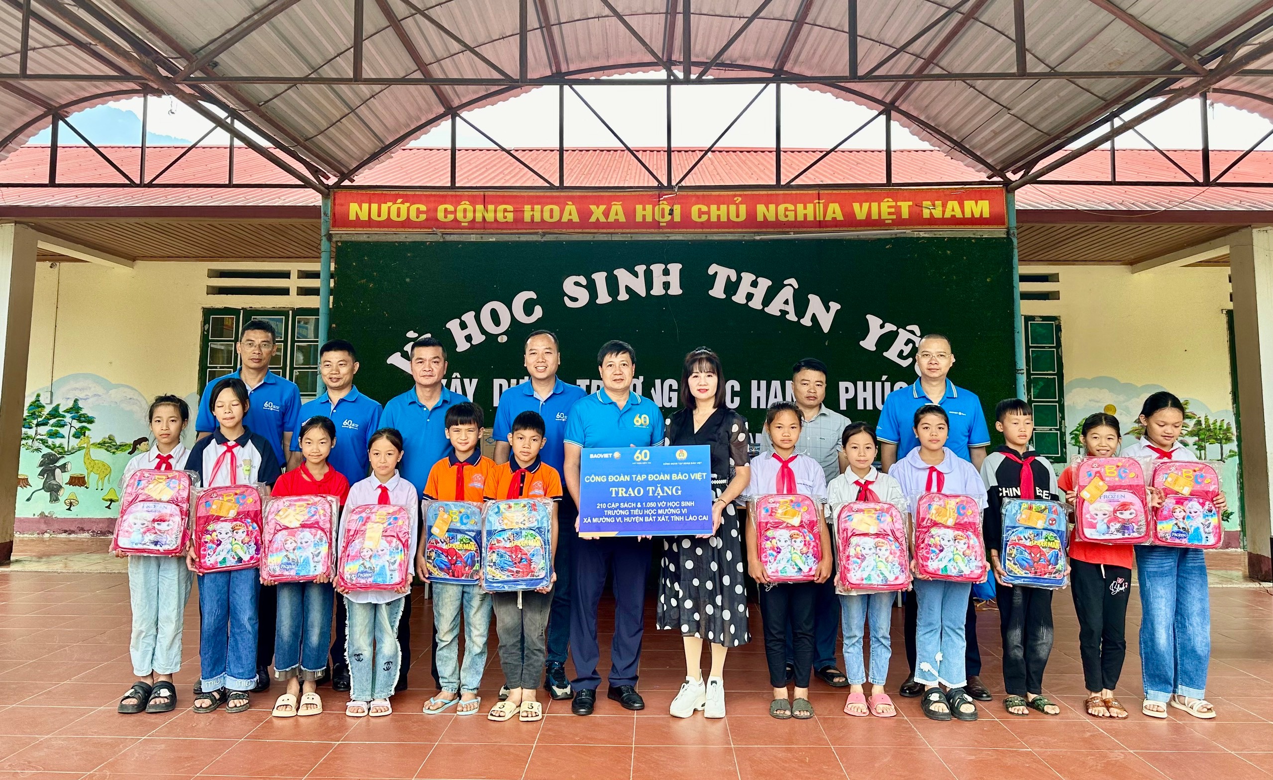 Tặng đồ dùng học tập cho học sinh Trường Tiểu học Mường Vi (huyện Bát Xát). z5895416368570-d0732948383b42bf15a5c475f4007517-1925.jpg