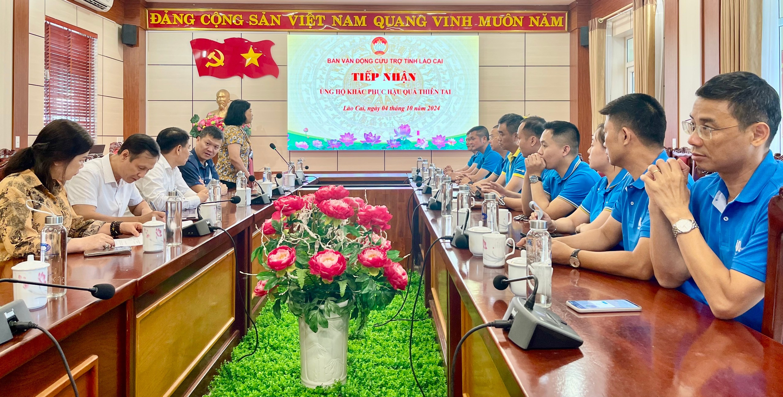 Quang cảnh buổi tiếp nhận ủng hộ. z5895416359544-c097725377fd99d8ed6d5aae1ef4066f-7791.jpg