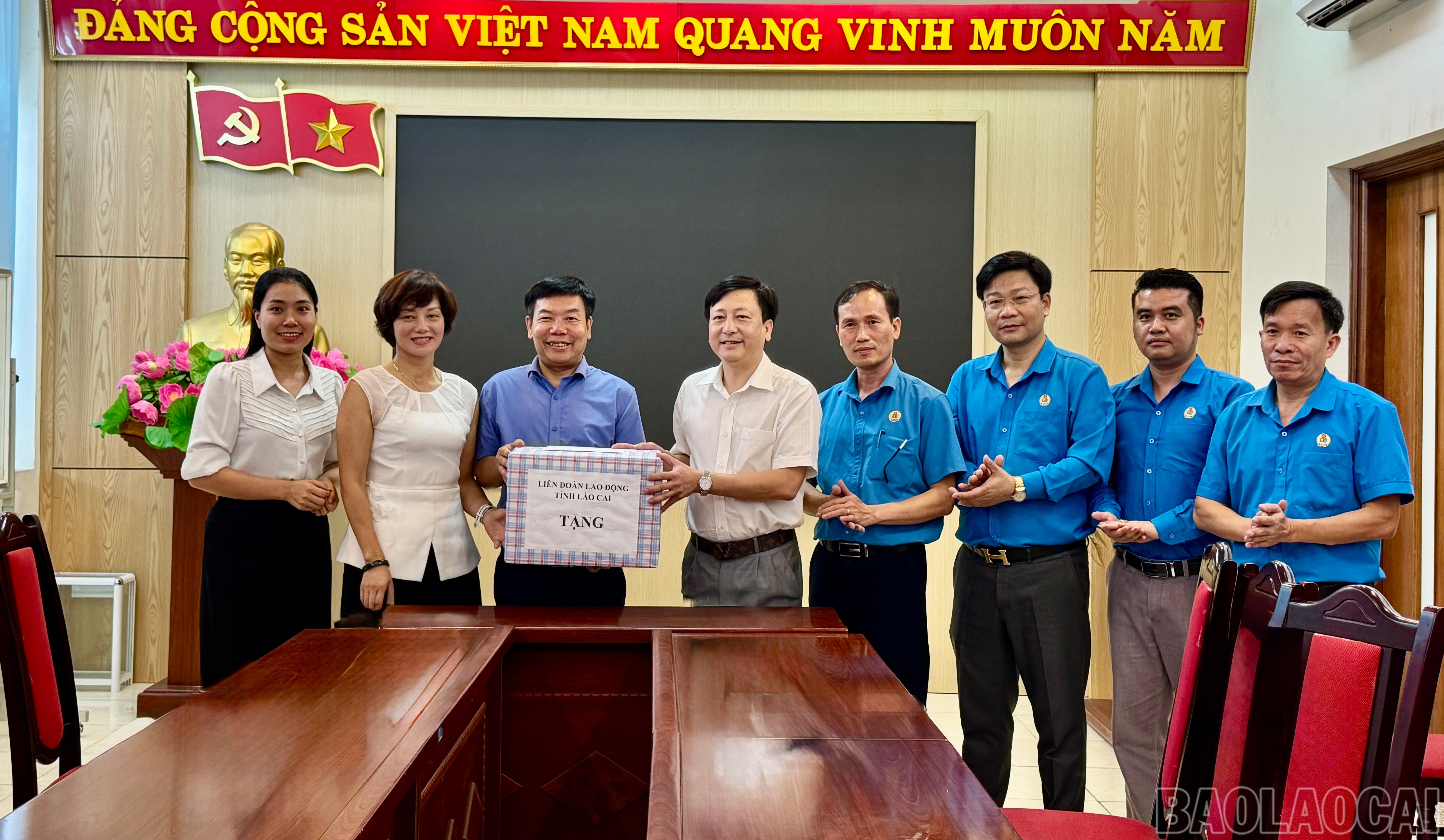Tặng quà đoàn viên, người lao động Công ty TNHH MTV Traphaco Sa Pa. baolaocai-br_img-5035.jpg