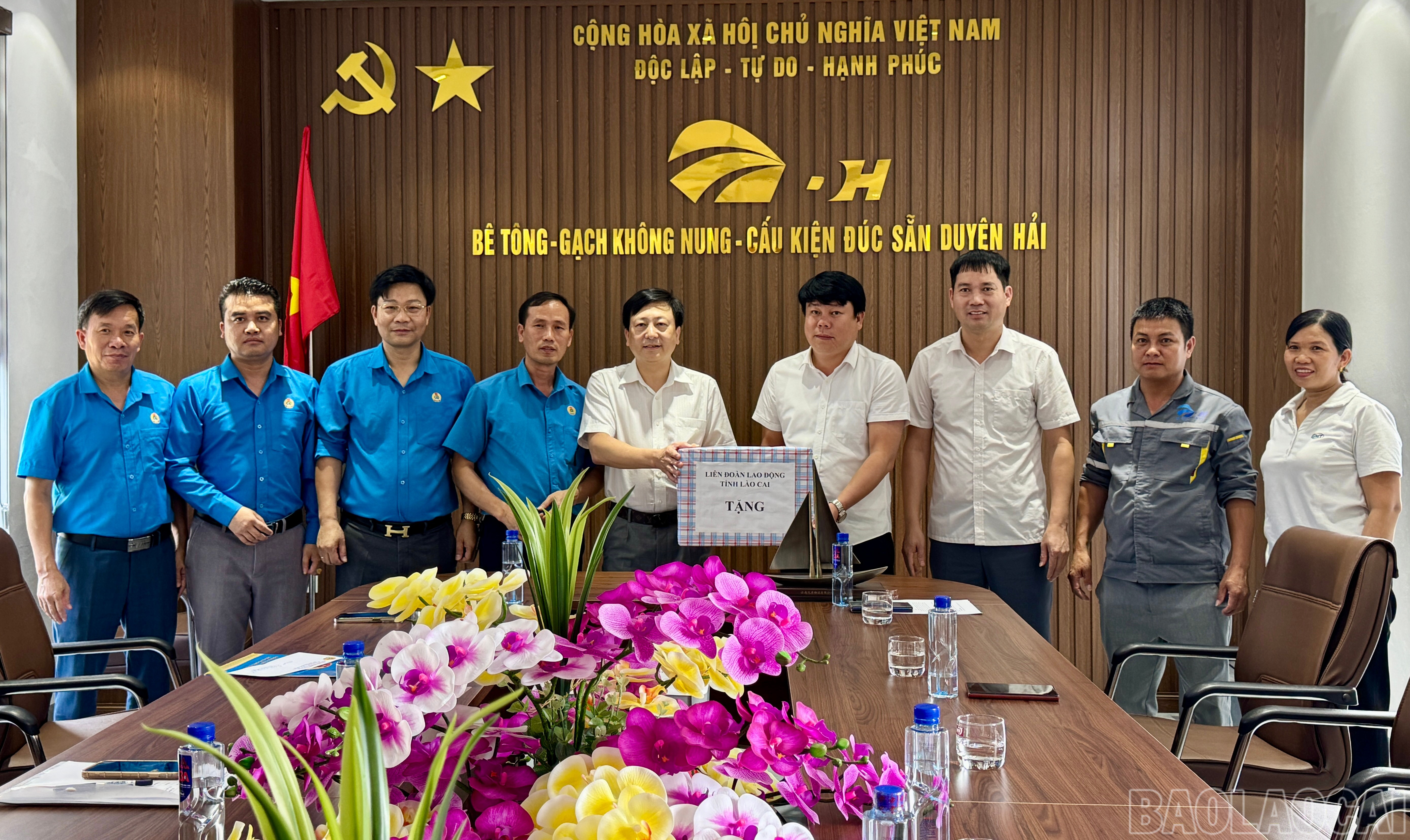 Tặng quà đoàn viên, người lao động Công ty Cổ phần Thương mại và Xây dựng Duyên Hải (huyện Bảo Thắng). baolaocai-br_img-5029.jpg