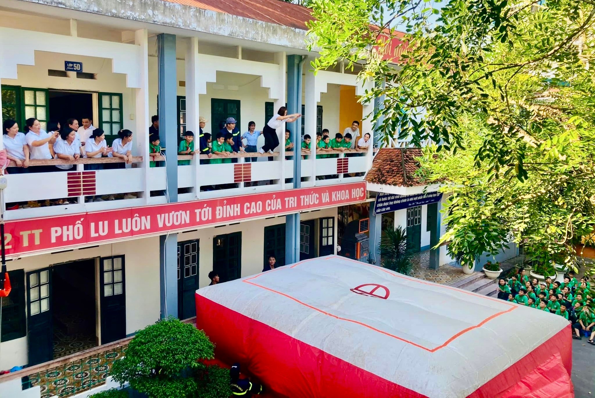 Thoát hiểm bằng cách nhảy từ trên cao xuống đệm hơi. img-9090.jpg