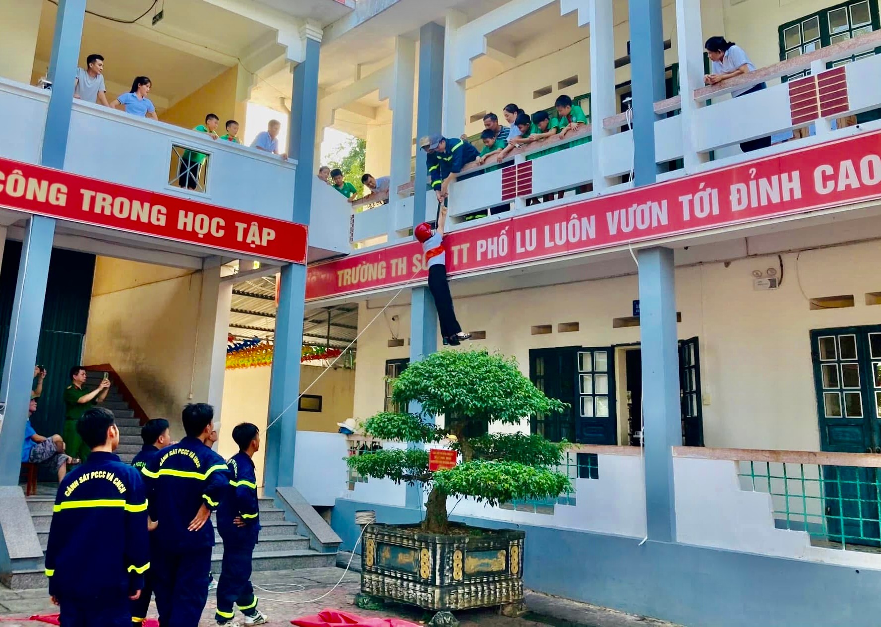 Thực hành kỹ năng đu dây thoát nạn dưới sự hướng dẫn, hỗ trợ của lực lượng cứu hộ. img-9092.jpg