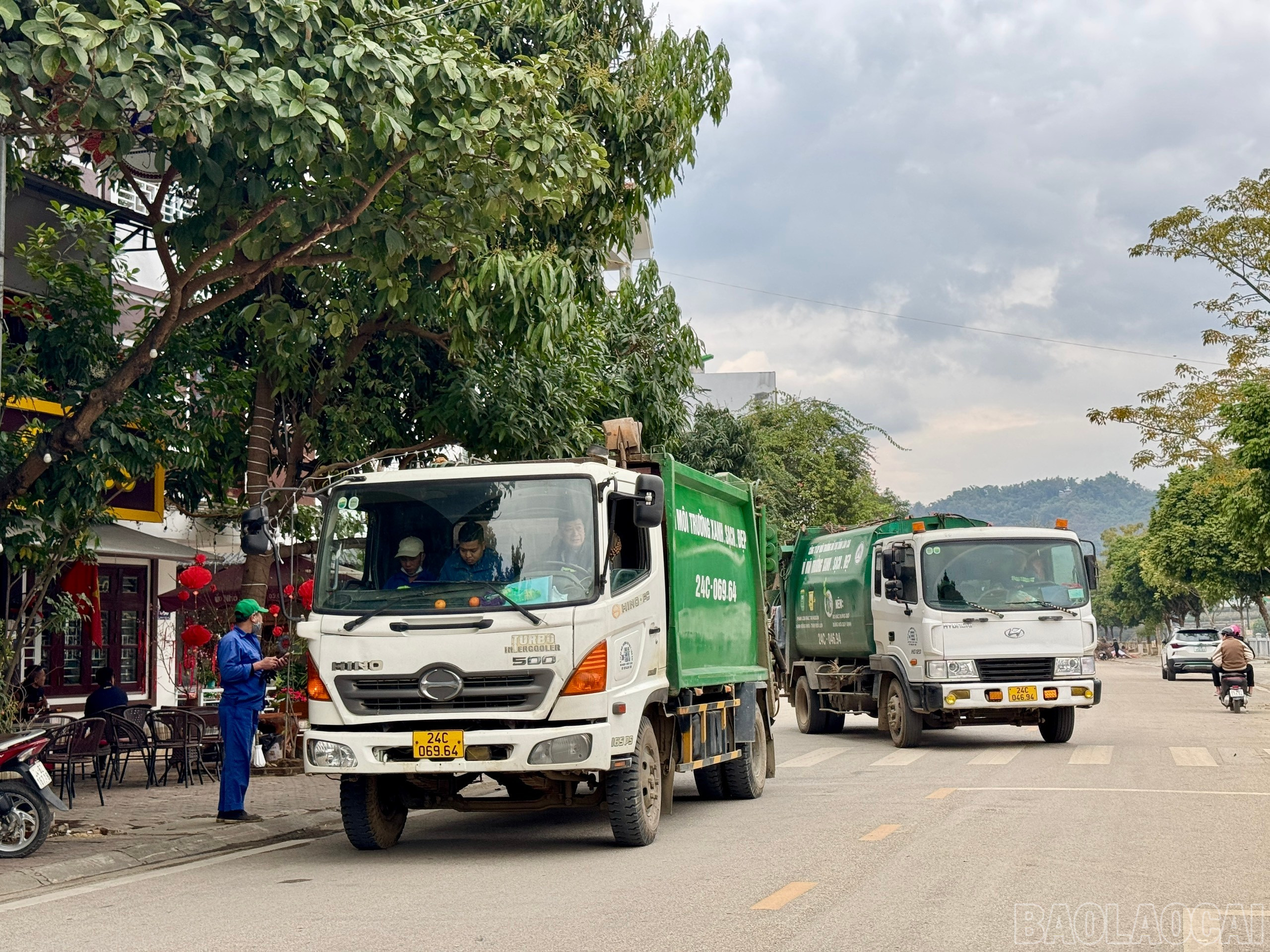Tăng cường phương tiện, nhân lực để kịp thời thu gom, xử lý rác trong ngày cuối cùng của năm. baolaocai-br_z6270219152697-ba5430edab4190aa58faef3db88b7002.jpg