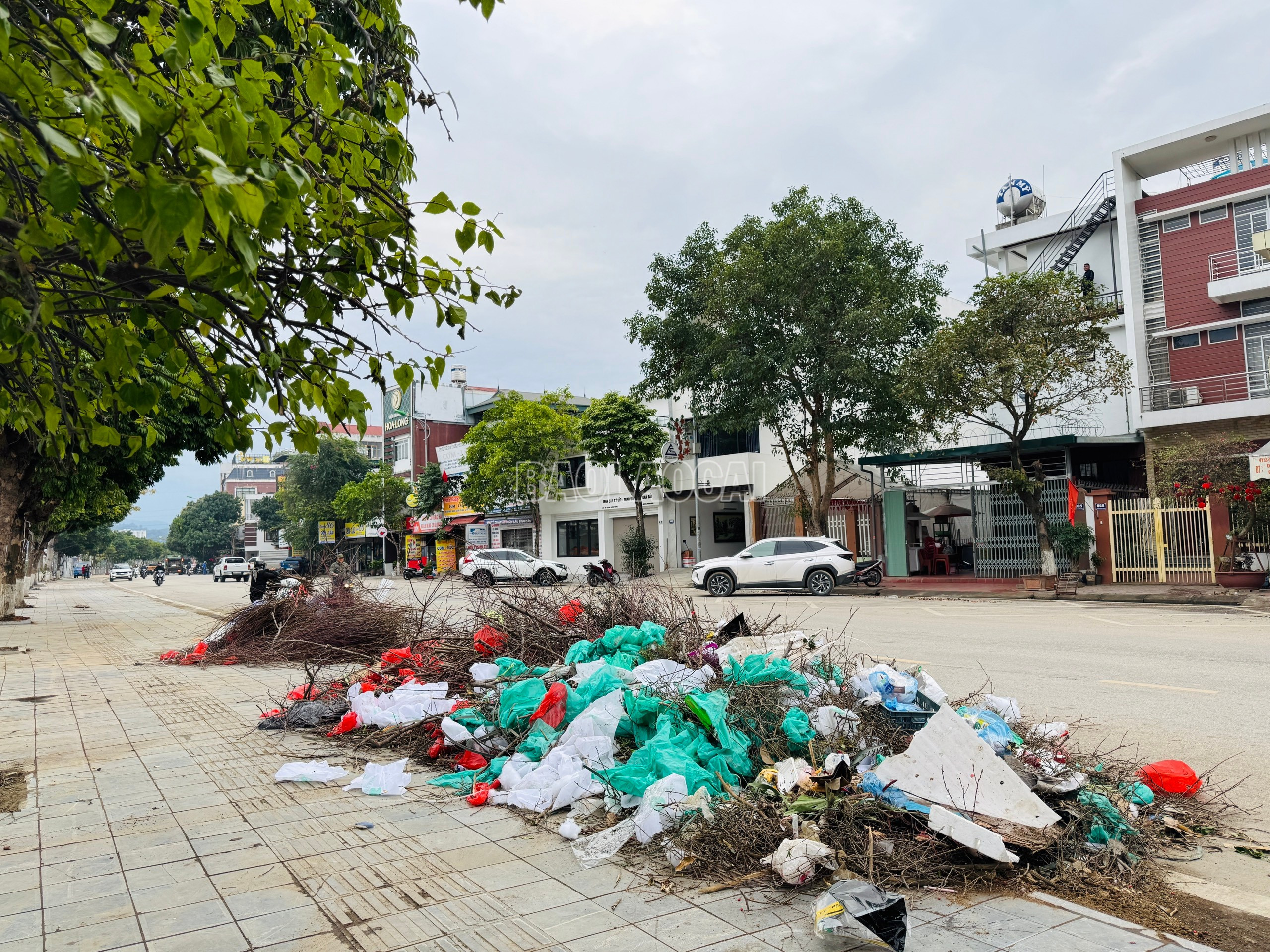 Chiều 29 tháng Chạp, khu vực đường An Dương Vương (thành phố Lào Cai), rác được chất thành đống bên đường. baolaocai-c_z6270219169383-962da3018c5fb1b76cfc17cff163f419.jpg