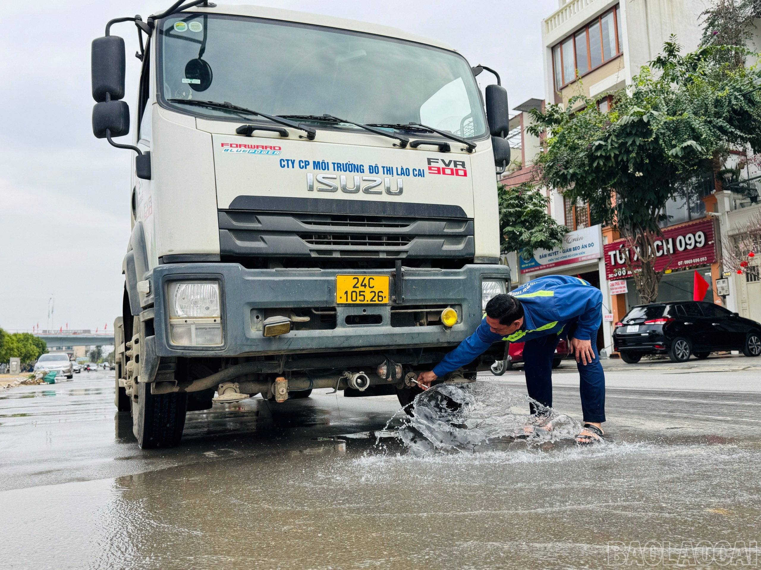 Công nhân Xí nghiệp Công viên cây xanh xả nước rửa đường chiều 29 tháng Chạp. baolaocai-br_z6270219171893-de1ffcad17f0d7b903b0b7f7abf5f251.jpg