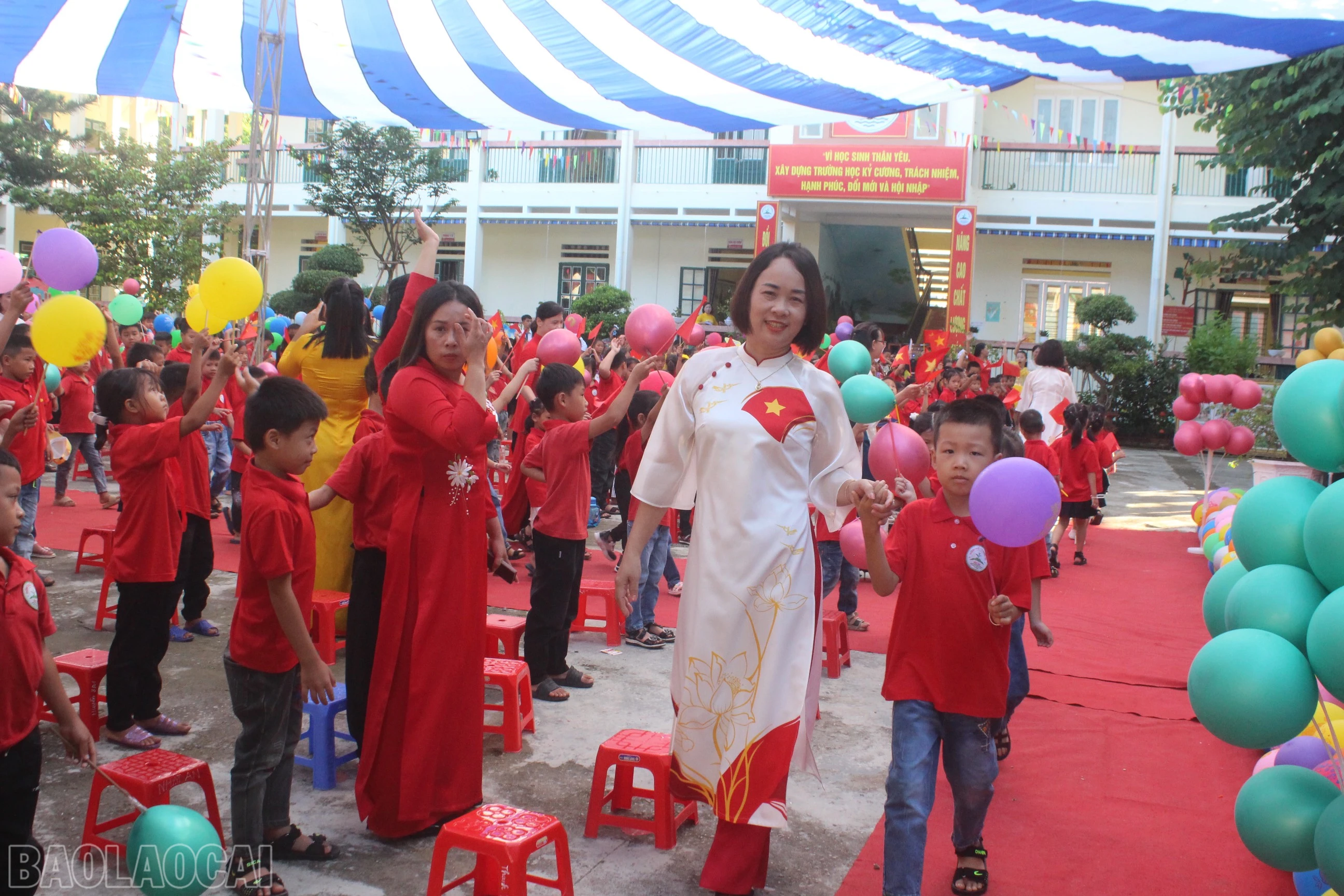 Đón học sinh vào lớp 1.