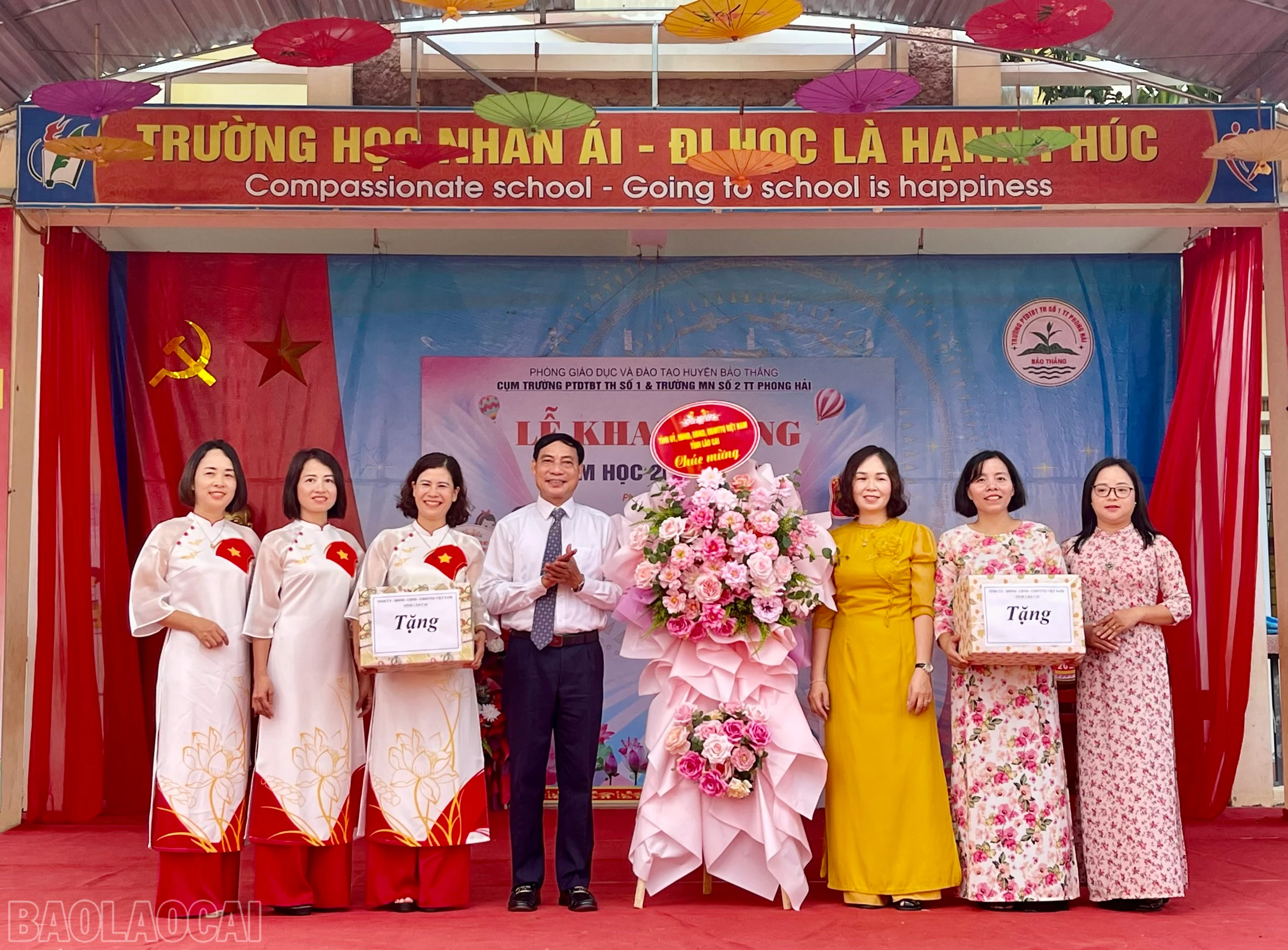 Đồng chí Nguyễn Văn Phúc tặng hoa và quà chúc mừng 2 nhà trường.