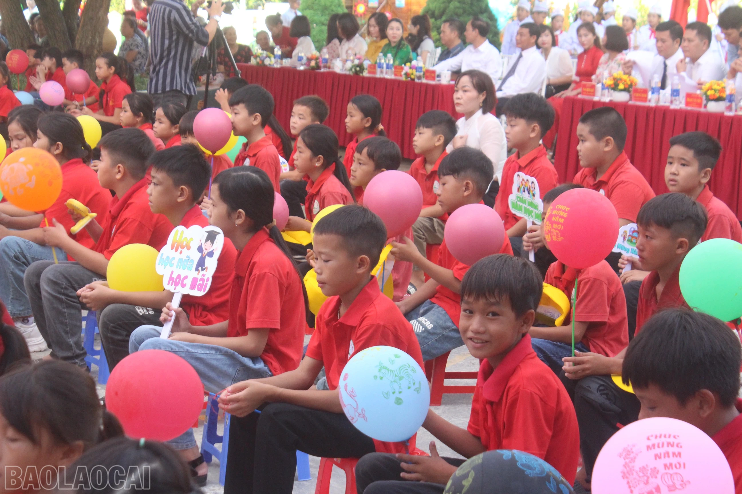 Niềm vui ngày khai giảng.