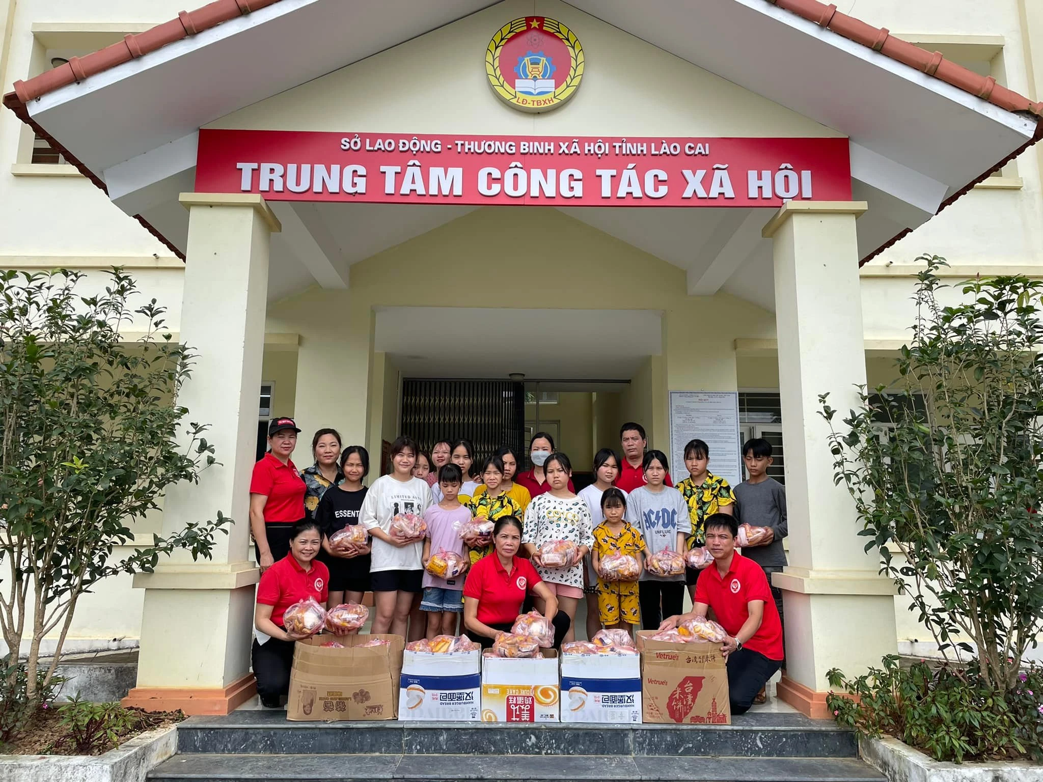 Câu lạc bộ trái tim nhân ái Lào Cai tặng quà cho trẻ em tại Trung tâm Công tác xã hội tỉnh.jpg