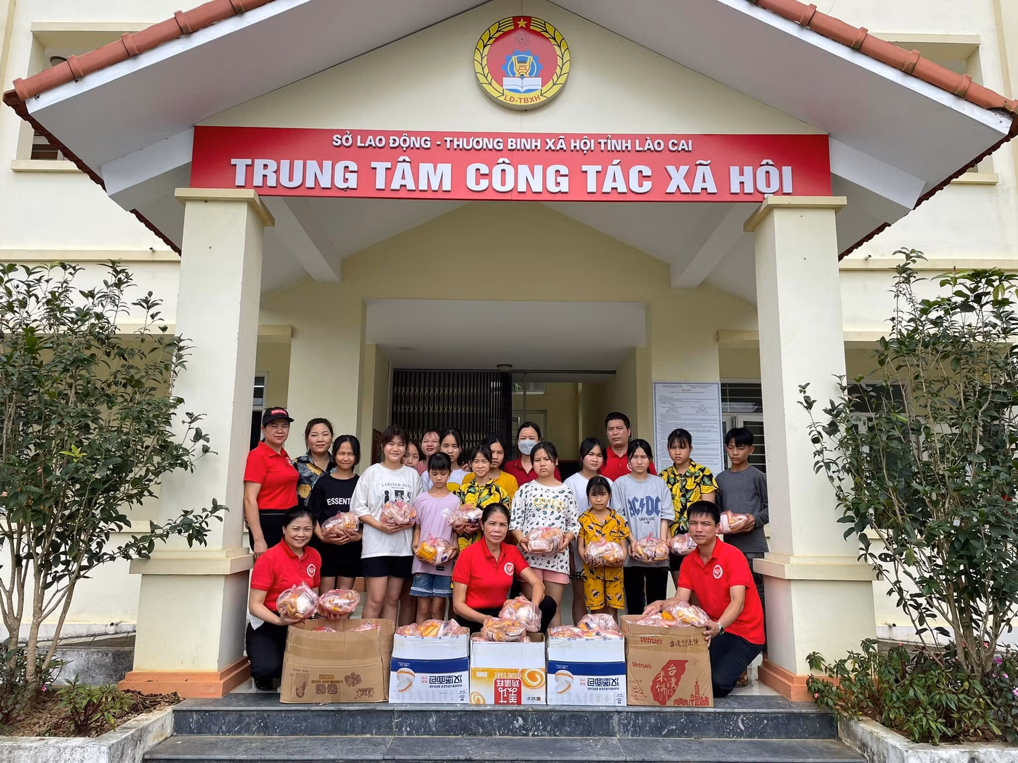 Câu lạc bộ trái tim nhân ái Lào Cai tặng quà cho trẻ em tại Trung tâm Công tác xã hội tỉnh.jpg