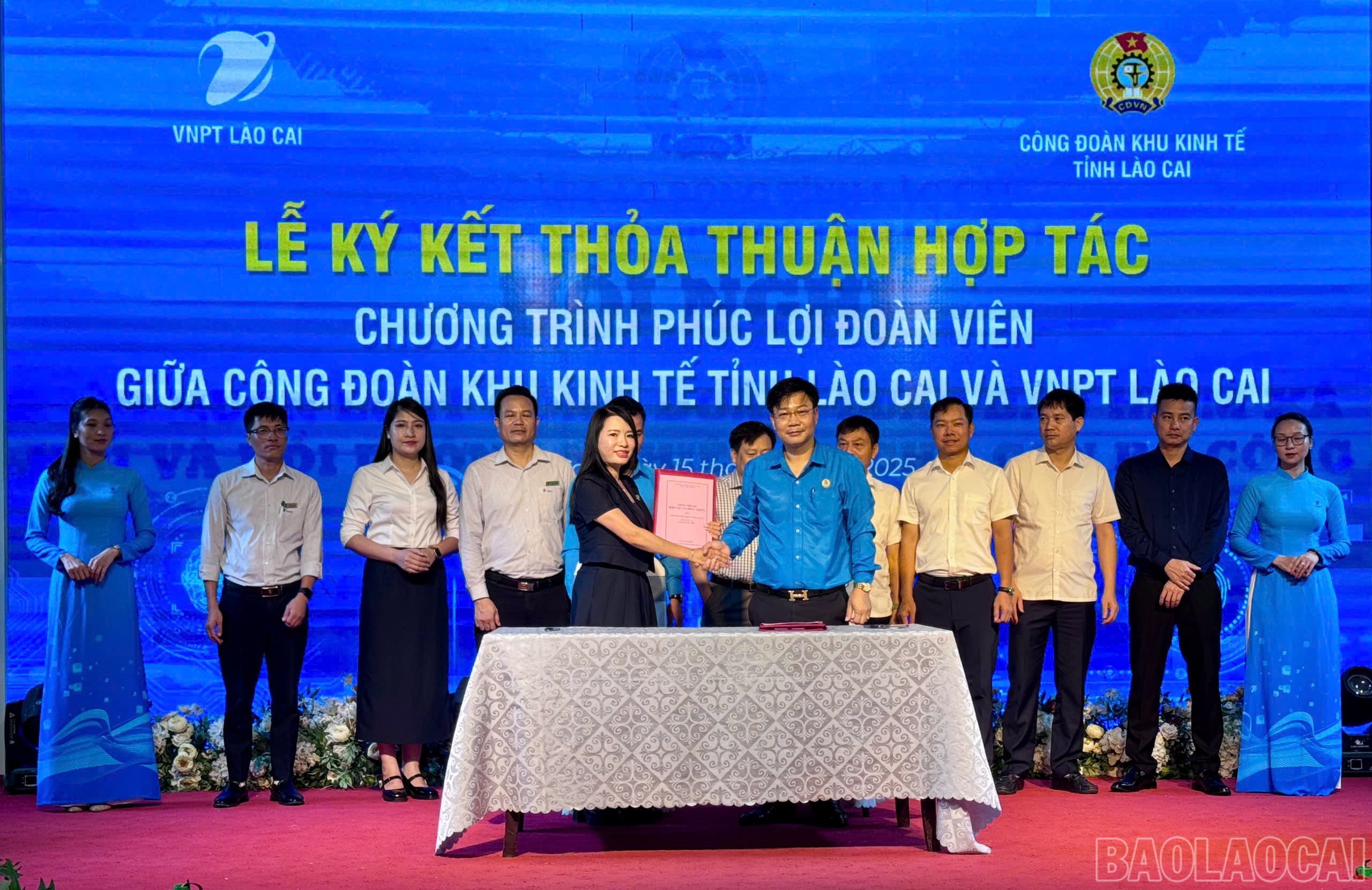 Ký kết thỏa thuận hợp tác và phát triển giữa VNPT Lào Cai và Công đoàn Khu kinh tế tỉnh Lào Cai về công tác chuyển đổi số, chương trình phúc lợi đoàn viên. baolaocai-br_z6603082297792-af82f58c4d4575c08b3dc04f4dda45cb.jpg