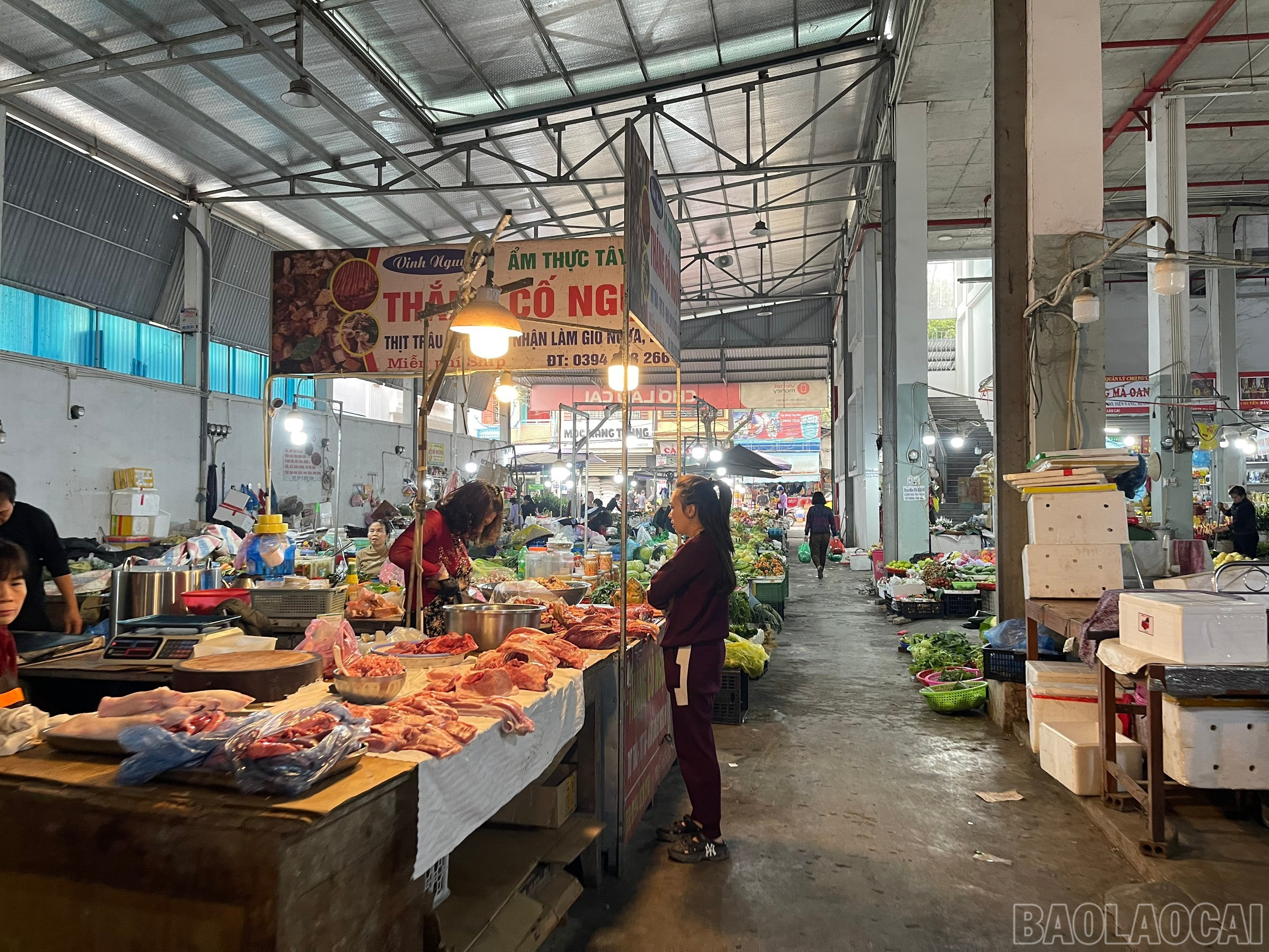 Khu bán thực phẩm thiết yếu tại Chợ Du lịch Lào Cai. baolaocai-br_z6261646508169-d29c5d85416d0add7e699a3b79091ba3.jpg