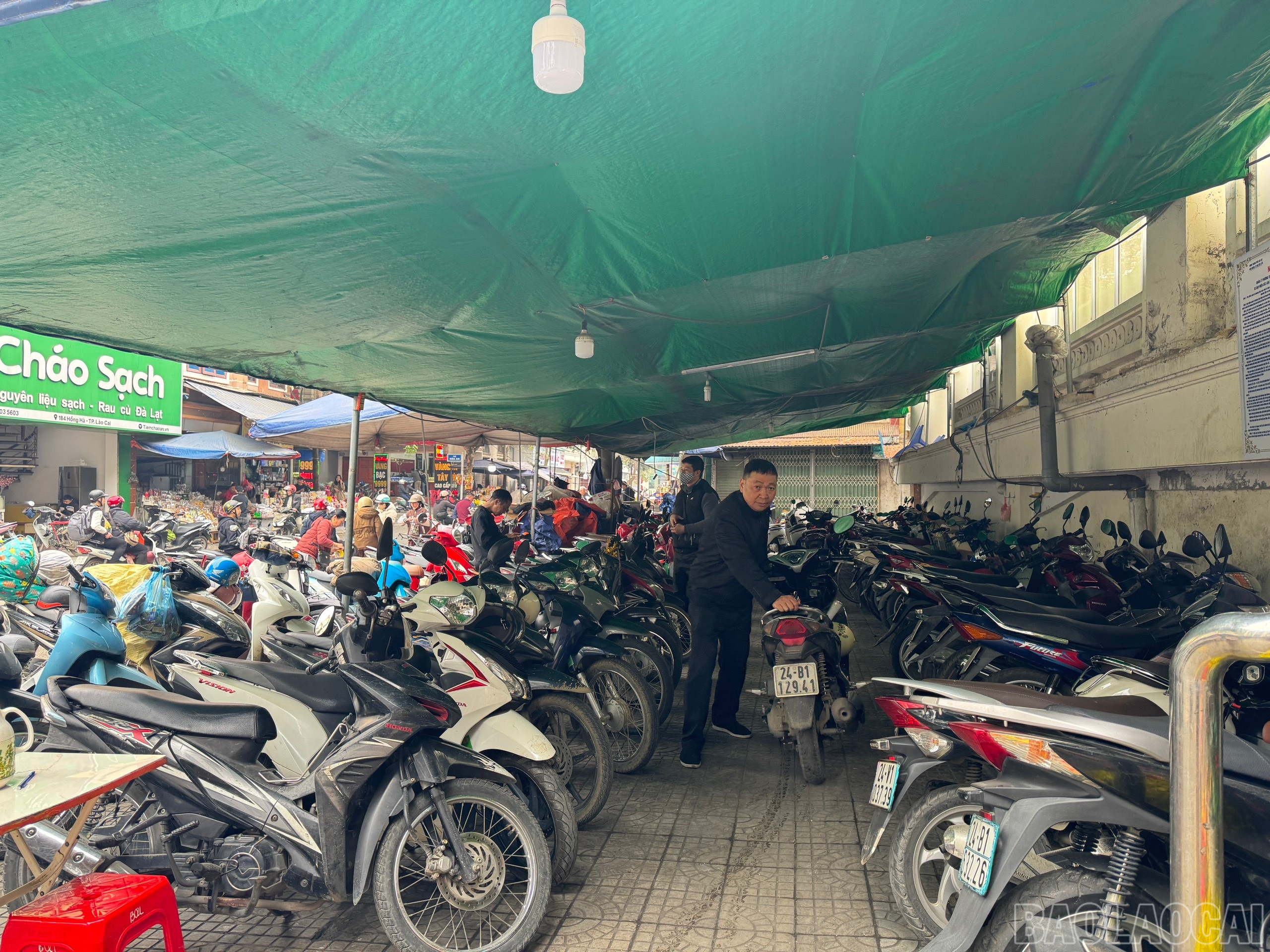 Chiều 25 tháng Chạp, bãi để xe tại chợ Cốc Lếu luôn trong tình trạng đông đúc. baolaocai-br_z6259207802628-1204cc26185f792273934753159cf07b.jpg