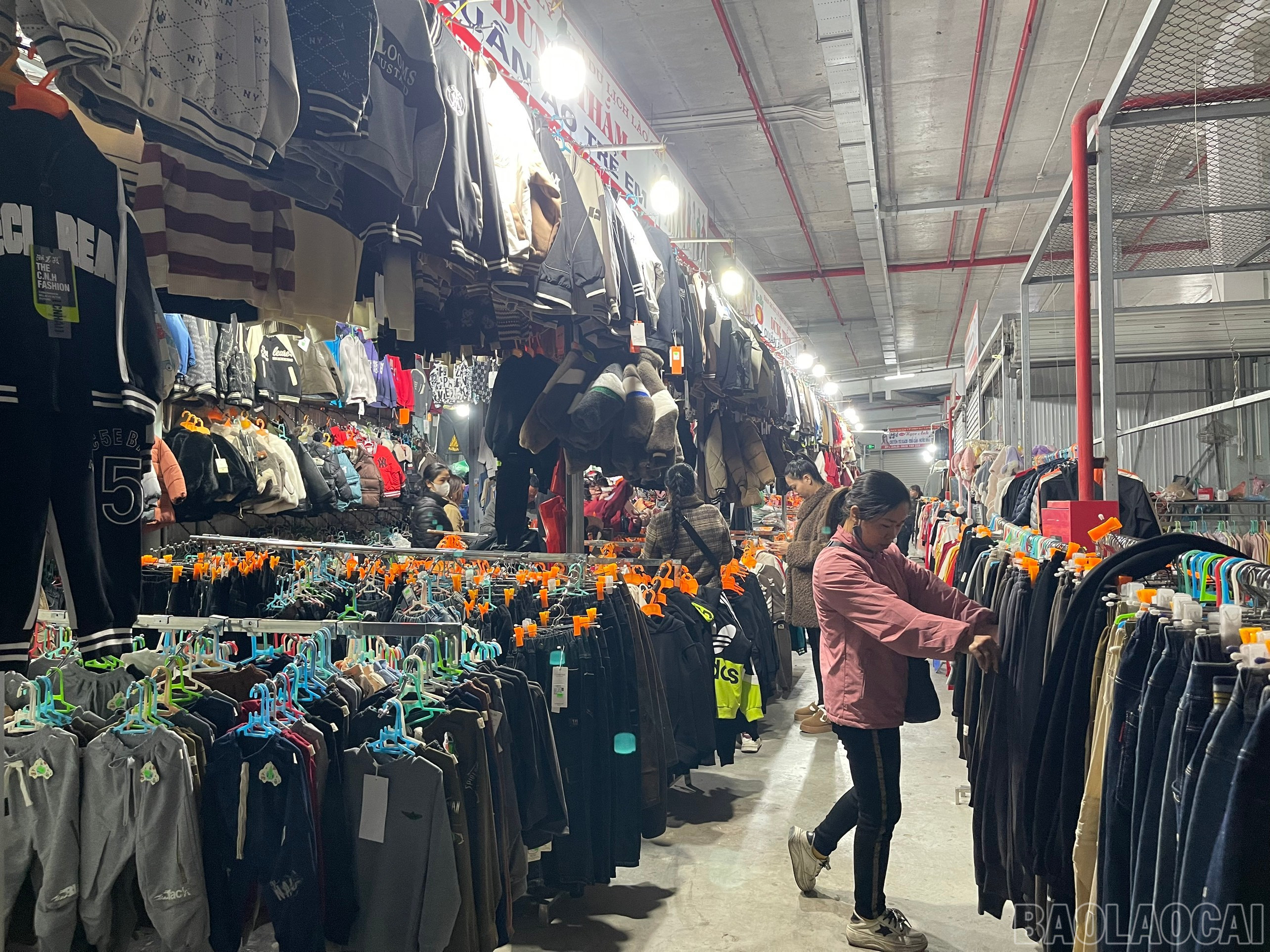 Mặt hàng thời trang tại chợ truyền thống bán khá chậm. baolaocai-br_z6261667569800-218d1be79538494928c5b9a24db5b49f.jpg