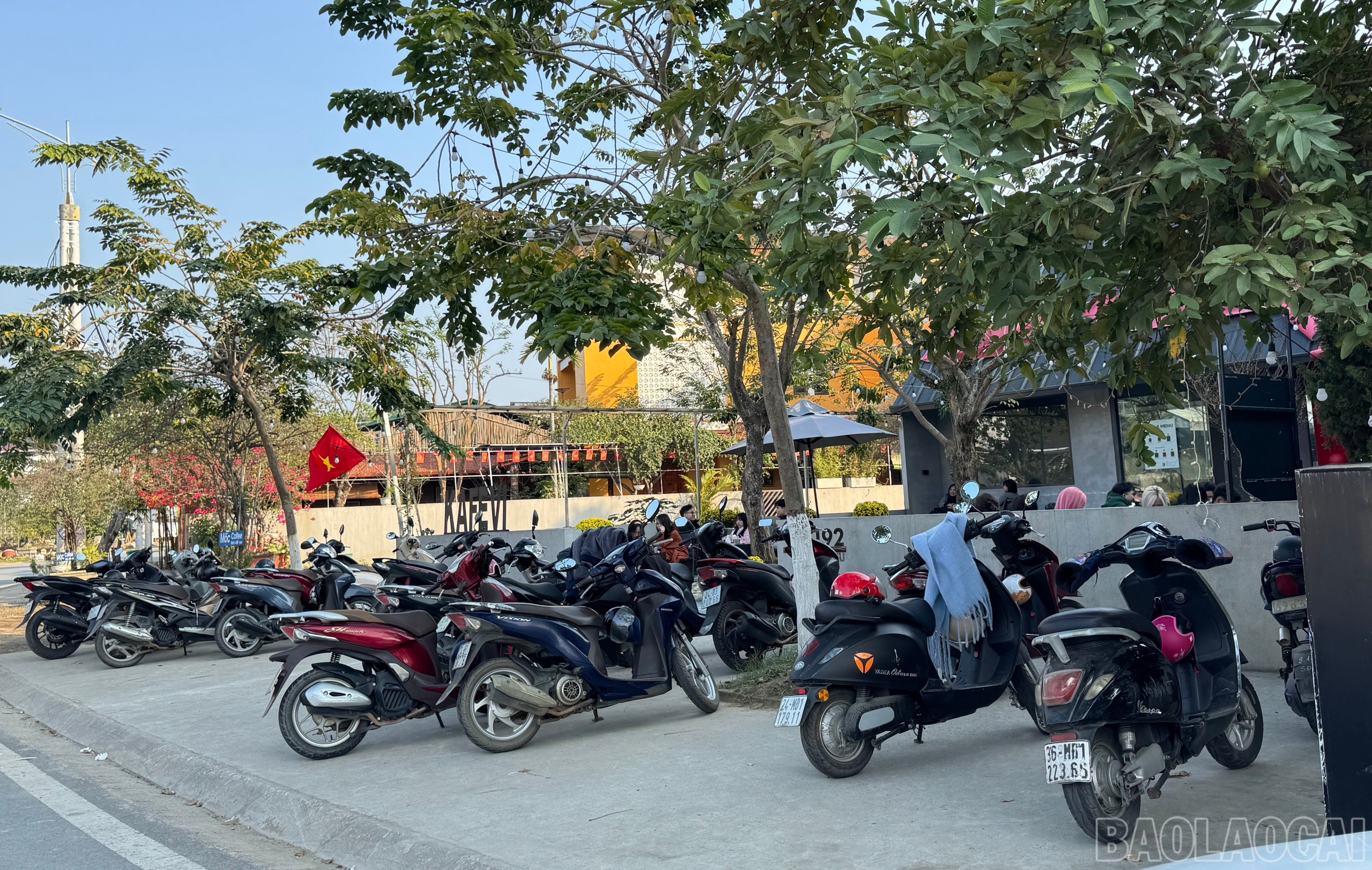Phía bên ngoài các quán cà phê đã chật kín chỗ để xe của khách. baolaocai-br_z6274982415886-0cf8cea3b22a51c82d46250e48d089eb.jpg